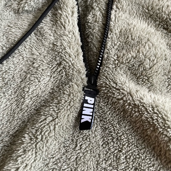 New Victoria’s Secret half teddy zip up in sage green size large new never worn - Picture 6 of 6